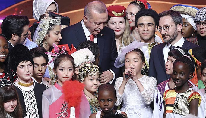 Erdoğan: Dünyayı güzelleştiren çocukların tebessümüdür
