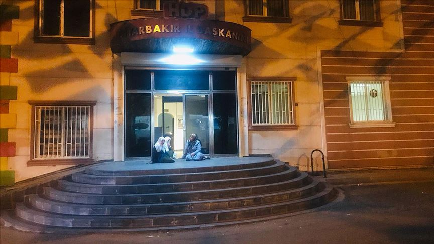 Hacire Akar geceyi HDP'nin kapısında geçirdi, oğlunu geri istiyor