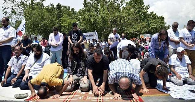 'Gezi imamı' İhsan Eliaçık: Kur'an'da içkinin cezası yok