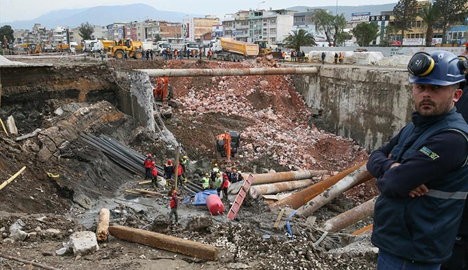 İzmir'de metro inşaatı çöktü, enkazda işçiler var