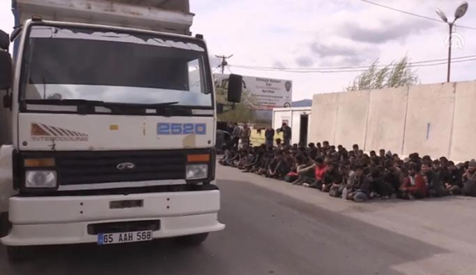 Kamyon kasasından 100 kaçak göçmen çıktı