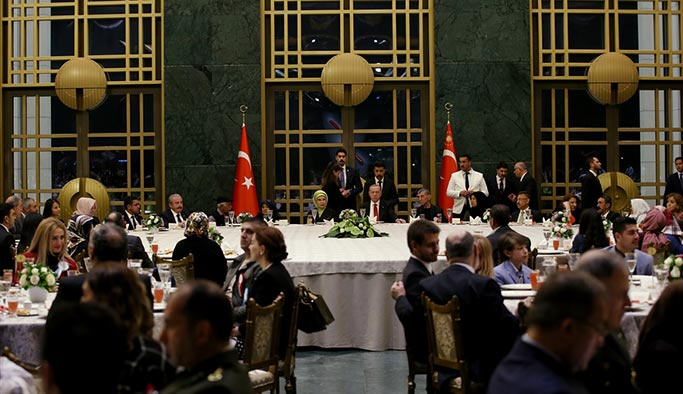 Cumhurbaşkanı Erdoğan, Ramazan ayının ilk iftarını Beştepe Külliyesi'nde şehit yakınlarıyla birlikte yaptı.