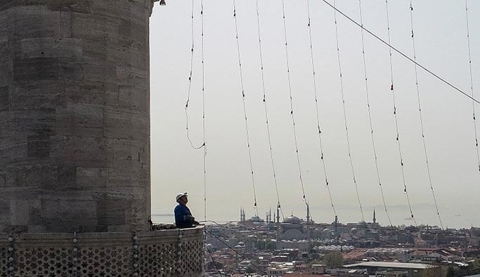 İstanbul camilerinin gerdanlıkları takılıyor
