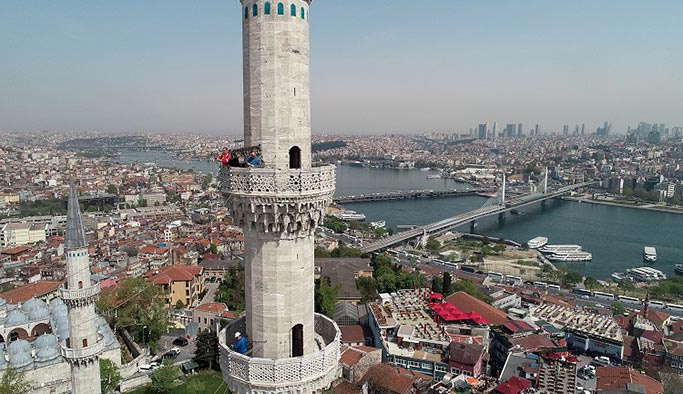 İstanbul camilerinin gerdanlıkları takılıyor