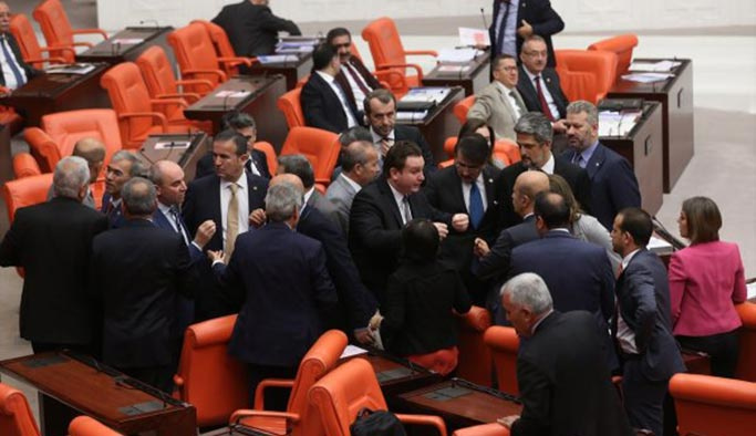 MHP ve HDP milletvekilleri birbirine girdi