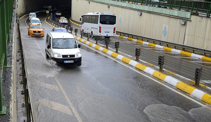 İstanbul'da ani yağışlar paniğe neden oldu
