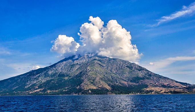 İtalya'da aktif ve bulunduğu ada ile aynı ismi taşıyan yanardağı veya Akdeniz'in Deniz Feneri olan dağ hangisidir?
