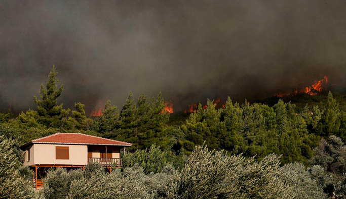 Ege'de 4 ayrı noktada eş zamanlı yangın, köyler boşaltılıyor