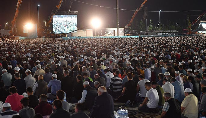 Binlerce kişi Yenikapı'da teravihte buluştu